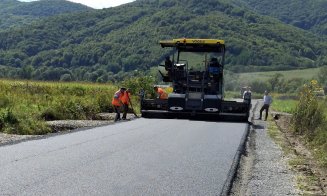 Asfalt „ca în palmă” pe un drum comunal din județul Cluj