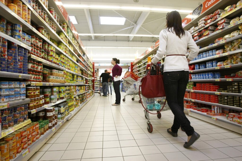 Se plafonează prețurile la alimente? Ce a decis coaliția de guvernare