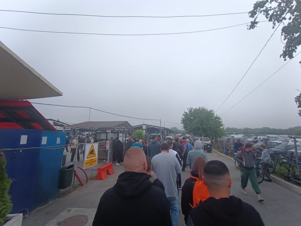 Dau clujenii mall-urile pe Oser? Coadă la intrarea în târg! S-a deschis sezonul de toamnă-iarnă. Tarabele, pline-vârf: "Marfă pe alese, totul la 10 lei"