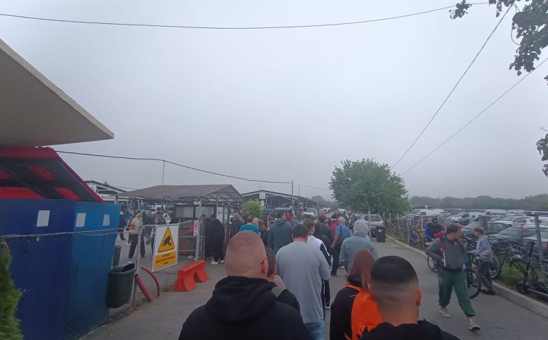 Dau clujenii mall-urile pe Oser? Coadă la intrarea în târg! S-a deschis sezonul de toamnă-iarnă. Tarabele, pline-vârf: "Marfă pe alese, totul la 10 lei"