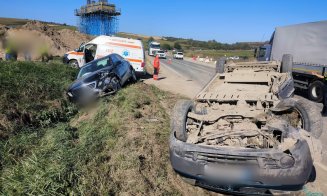 ACCIDENT cu trei mașini în Mihăiești. Una s-a răsturnat/ Descarcerarea și mai multe echipaje medicale, la fața locului