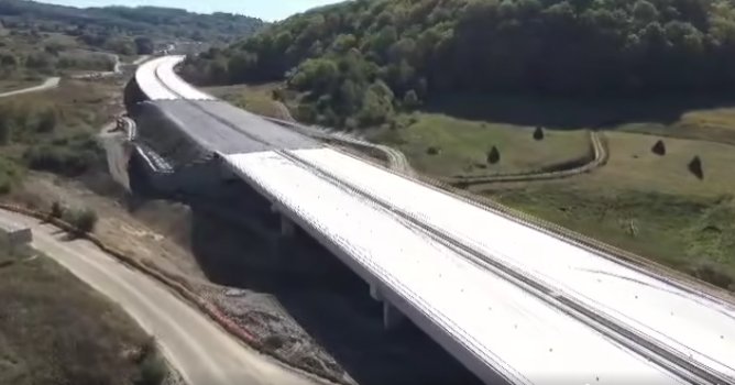 Se apasă pe accelerație pe un lot de autostradă aflat în lucru! Ar putea fi inaugurat înainte de termen