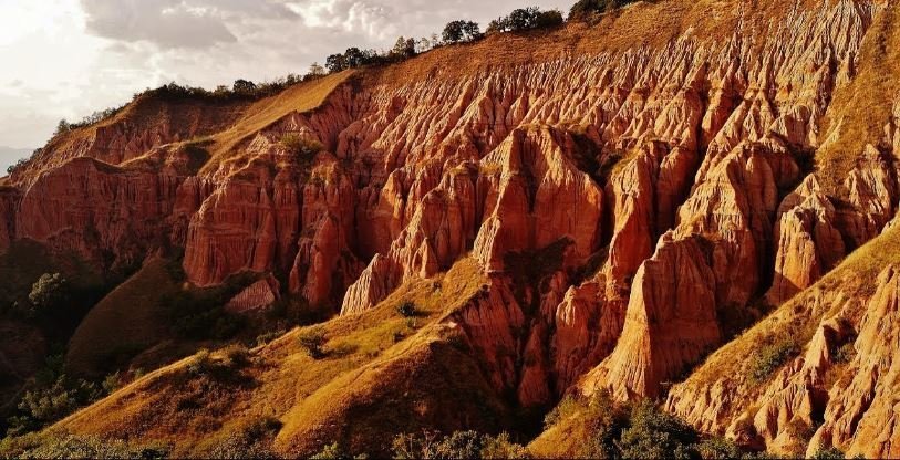 Destinație de weekend. Ai fost la peştera-tunel din "Micul Canion al României"? E la un pas de Cluj, dar te simți ca-n Arizona