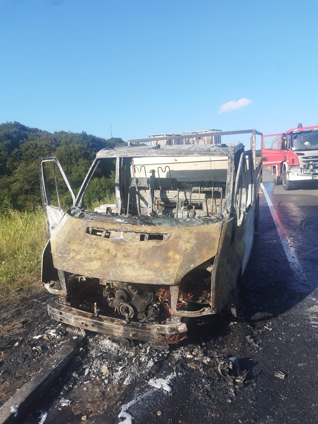 INCENDIU pe Vâlcele-Apahida. O dubă s-a făcut scrum după ce a fost cuprinsă de flăcări