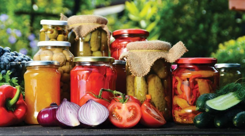 Vrei să pui zacuscă, murături sau dulcețuri? Uite preţul legumelor şi fructelor la piaţa din Dezmir