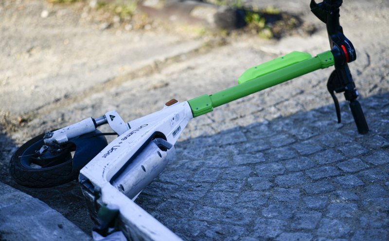A  murit băiatul de 13 ani, internat după ce a căzut cu o trotinetă electrică şi s-a lovit la cap