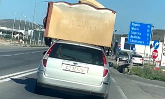 Cu canapeaua, echilibristică pe șoselele Clujului: ”Nu cred așa ceva!!!”