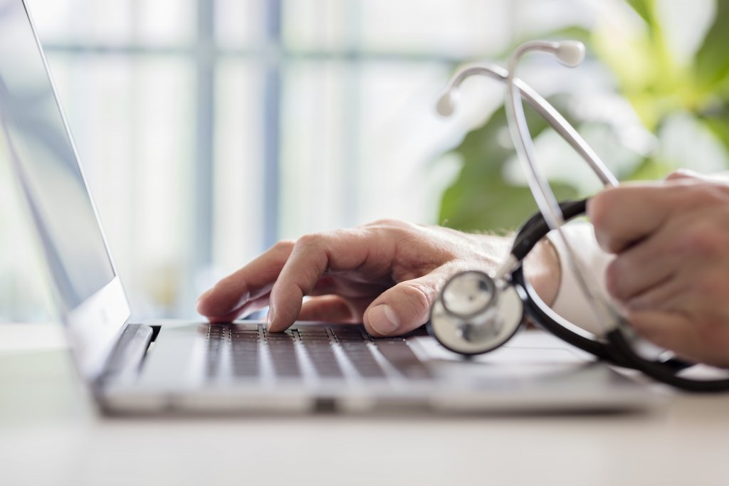 Maldărele de hârtii din cabinetele medicale devin istorie! Pacienții vor avea dosar electronic/ Biletele de trimitere și scrisorile medicale devin documente digitale