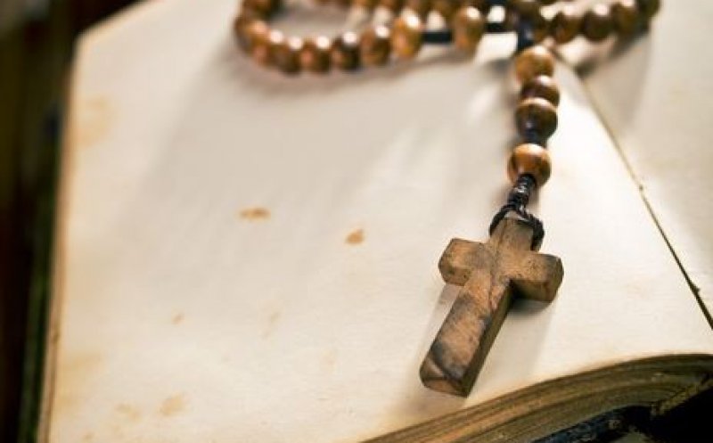 Un preot, profesor de religie la un liceu, anchetat după ce ar fi încercat să corupă sexual doi elevi minori