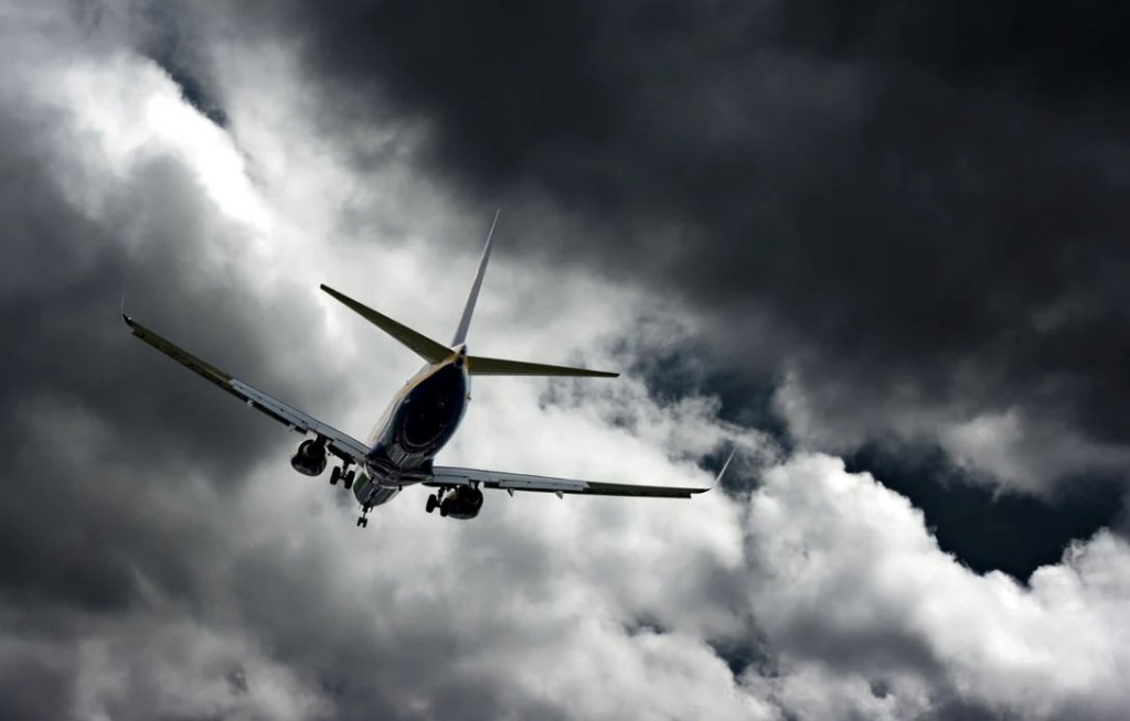 Teroare la bordul unui avion Ryanair în timpul unor turbulențele puternice. Însoțitoare de zbor proiectată în tavan, alta lovită de cărucior și pasageri îngroziți