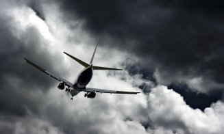 Teroare la bordul unui avion Ryanair în timpul unor turbulențele puternice. Însoțitoare de zbor proiectată în tavan, alta lovită de cărucior și pasageri îngroziți