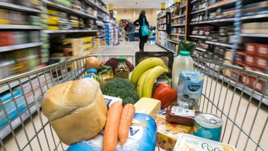 Românii vor avea încă 6 luni acces la 17 alimente de bază la prețuri mai mici / LISTA PRODUSELOR