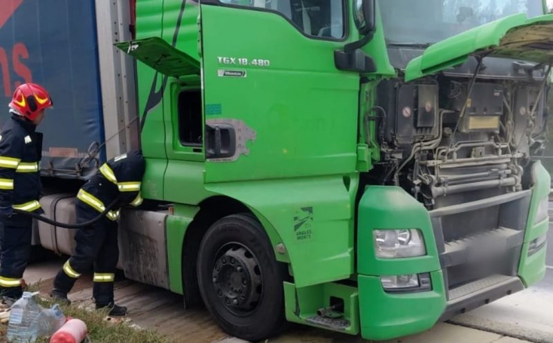 Un camion a luat foc pe Autostrada Transilvania, pe sensul Turda-Gilău