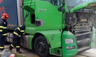 Un camion a luat foc pe Autostrada Transilvania, pe sensul Turda-Gilău