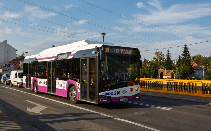 Studenții, masteranzii și doctoranzii, ȋnscriși la universităţile din Cluj-Napoca, beneficiază de transport public gratuit și în anul universitar 2025-2026