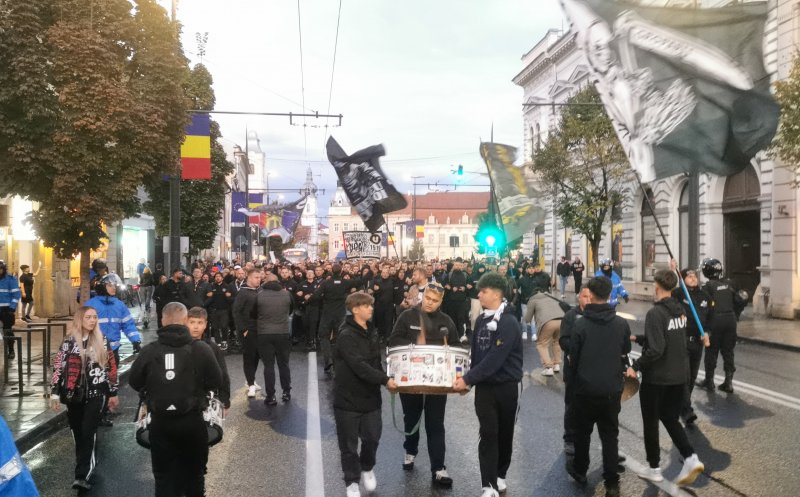 Pregătiri intense pentru Derby-ul Clujului. Fanii Universității s-au încălzit înainte de meci în centrul orașului