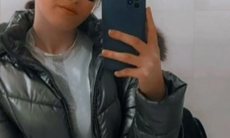 Tânără de 20 de ani UCISĂ de fostul iubit în curtea casei. A înjunghiat-o și pe mama fetei care a sărit să își apere copila