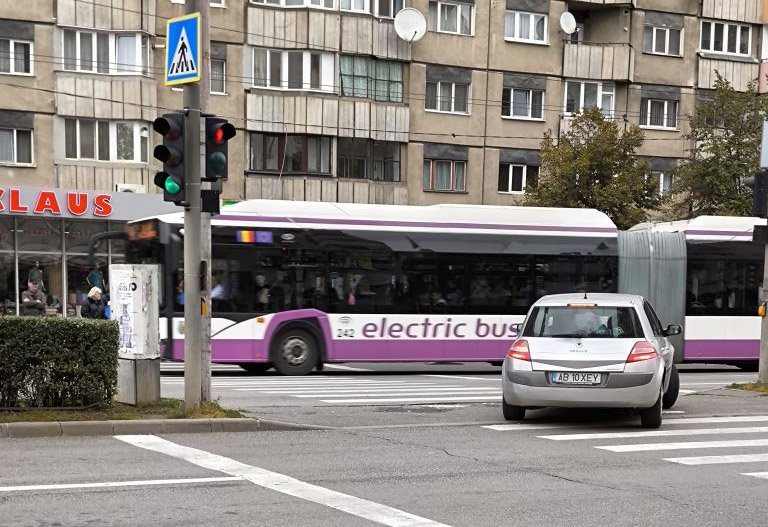 Trafic à la Cluj :)) ”În caz că nu știați dacă se poate face stânga cu mașina pe trecerea de pietoni în fața Pieței Mărăști”