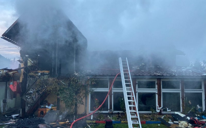 INCENDIU la o casă din zona de munte a Clujului. Pericol și pentru o cabană din vecinătate / De la ce a pornit focul
