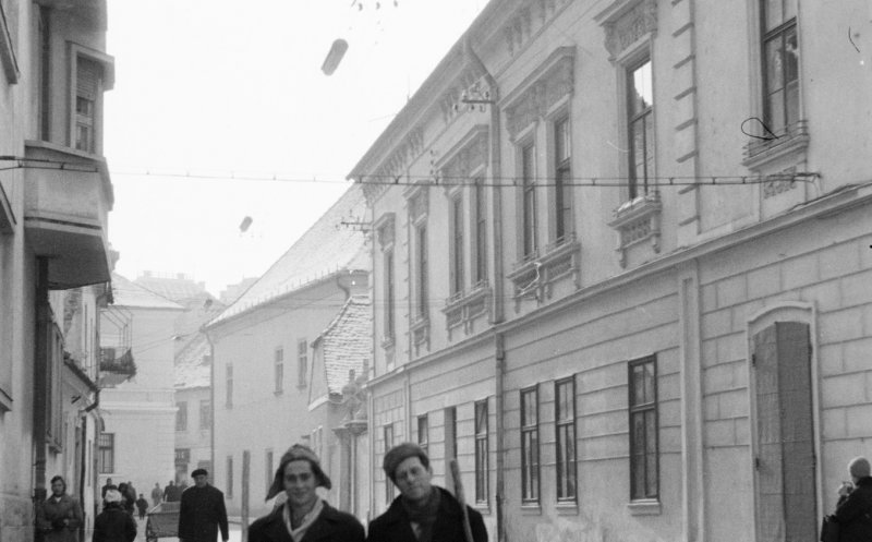 Doi măturători stradali din vechiul Cluj. Recunoști locația?