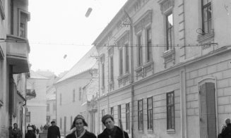 Doi măturători stradali din vechiul Cluj. Recunoști locația?
