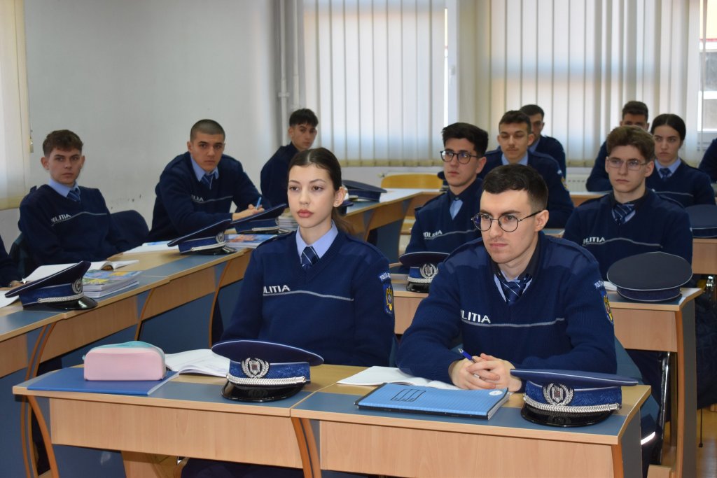Sute de locuri disponibile la Școala de Poliție din Cluj-Napoca. Calendarul admiterii: înscrieri, probe, condiții de recrutare