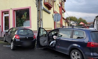 Accident între două mașini în Cluj-Napoca. Doi minori au ajuns la spital