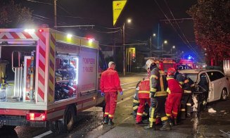 GRAV accident în Cluj-Napoca. Impact între un microbuz și un Uber / Victimă încarcerată și mașini făcute praf
