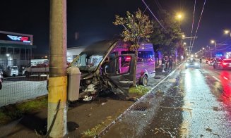 GRAV accident în Cluj-Napoca. Victimă încarcerată și mașini făcute praf