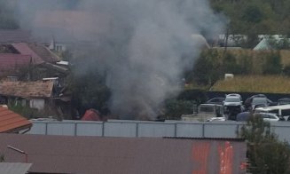 Fumul unui atelier de dezmembrări auto le face viața imposibilă locuitorilor din Viile Dejului: „Suntem intoxicați în propriile case”