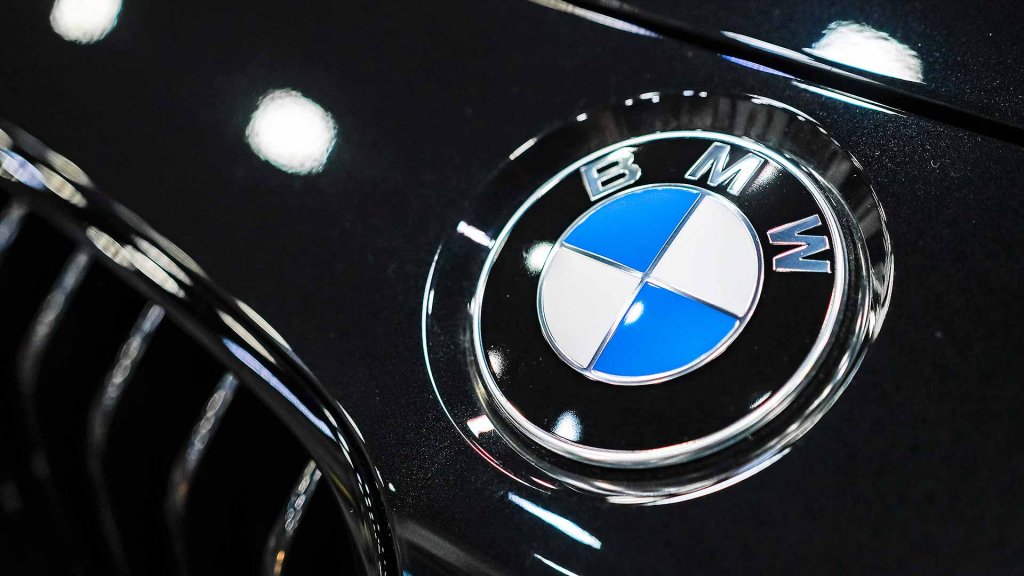 BMW recheamă peste 145.000 de mașini din cauza unui defect care ar putea creşte riscul de incendiu