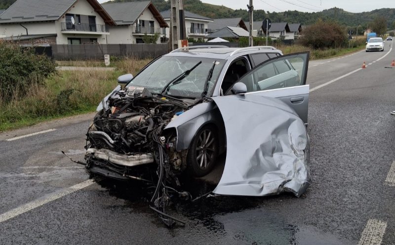 Accident între două mașini, pe un drum din Cluj. Doi răniți, transportați de urgență la spital