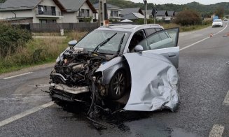 Accident între două mașini, pe un drum din Cluj. Doi răniți, transportați de urgență la spital