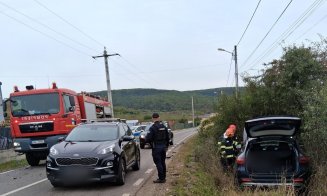 Accident între două mașini, pe un drum din Cluj. Doi răniți, transportați de urgență la spital