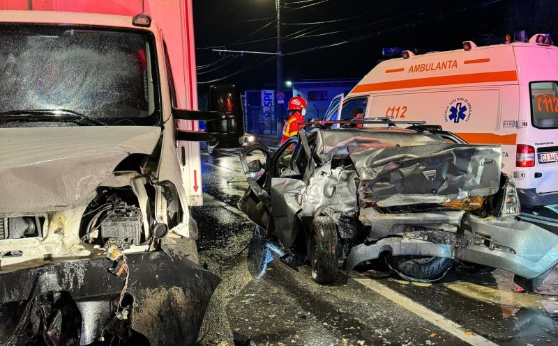 Accident grav la Cluj-Napoca. Un bărbat a fost descarcerat dintr-o mașină distrusă în urma impactului