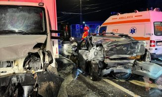Accident grav la Cluj-Napoca. Un bărbat a fost descarcerat dintr-o mașină distrusă în urma impactului
