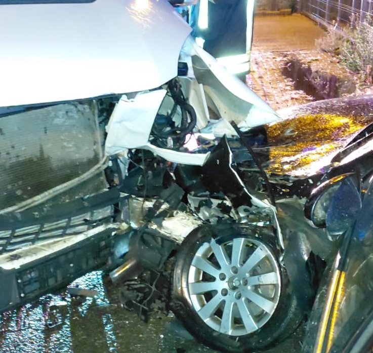 Accident între un microbuz și un autoturism. Zece persoane au avut nevoie de îngrijiri medicale