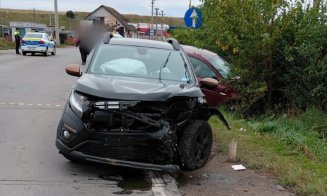 Ciocnire violentă între două mașini. Cinci persoane au fost transportate la spital