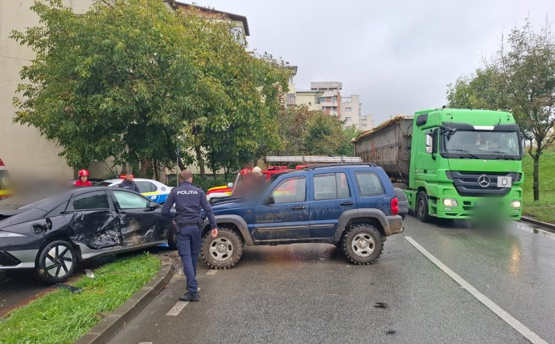 Cluj: Coliziune între două mașini. O femeie a fost rănită și transportată de urgență la spital