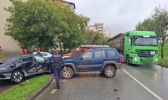 Cluj: Coliziune între două mașini. O femeie a fost rănită și transportată de urgență la spital