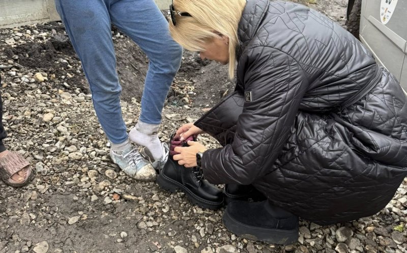 Campania „Pentru copiii în șlapi” merge mai departe: "Fiecare gheată îmblănită pusă pe picioarele unui copil e o victorie tăcută!"