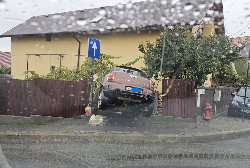 Un șofer din Cluj a dărâmat gardul unei case și a ajuns cu mașina în curte