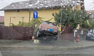 Un șofer din Cluj a dărâmat gardul unei case și a ajuns cu mașina în curte