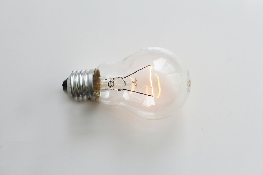 Prețul energiei electrice pentru consumatorii casnici ar putea scădea la 1 leu pe KWh. Anunțul ministrului Energiei