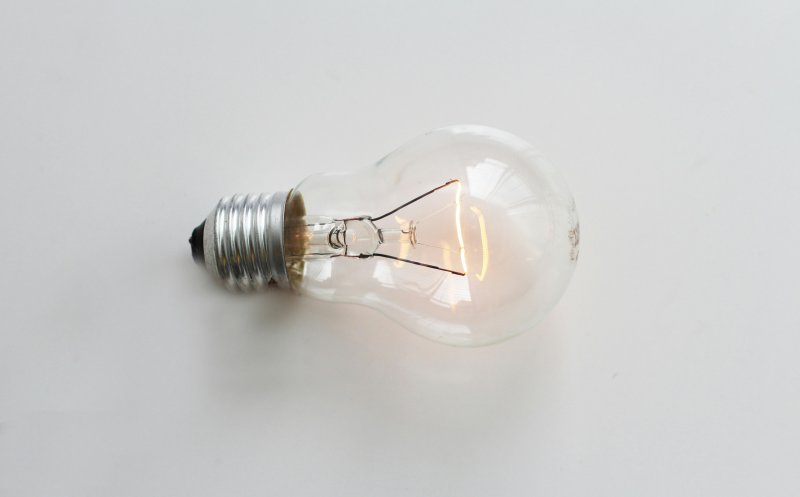 Prețul energiei electrice pentru consumatorii casnici ar putea scădea la 1 leu pe KWh. Anunțul ministrului Energiei