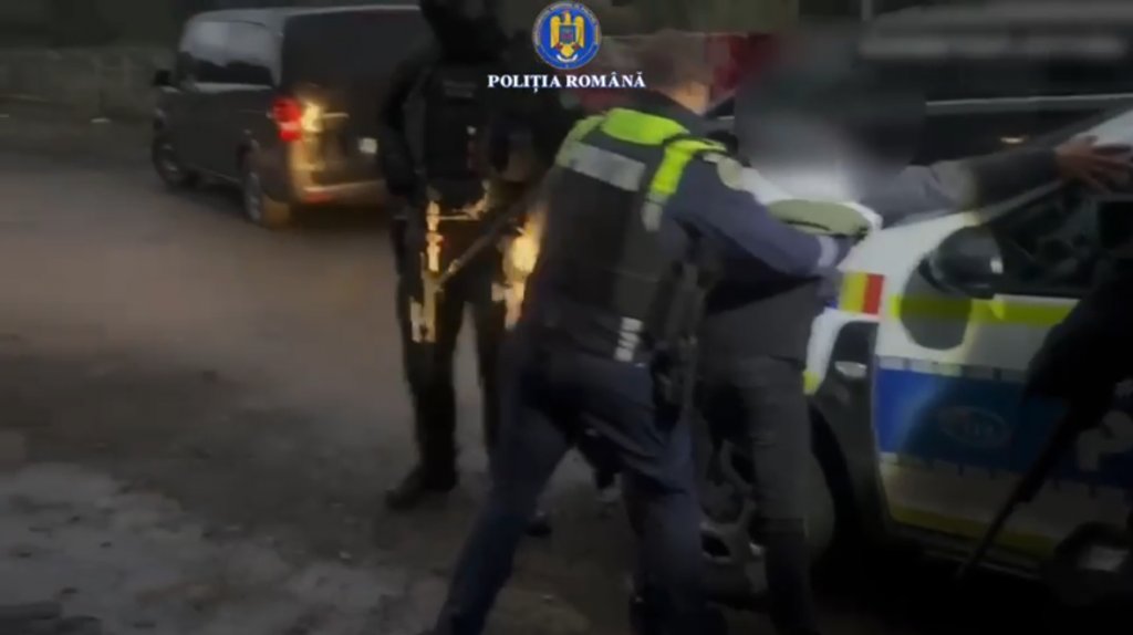 Doi tineri clujeni arestați după ce au distrus o mașină, au bătut un bărbat și au terorizat un magazin