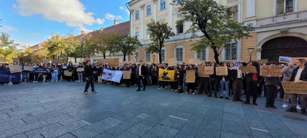 Studenții, protest masiv în fața UBB. Se cere suspendarea cursurilor de la CREIC: "Marii informaticieni n-o să crească în Chinteni"