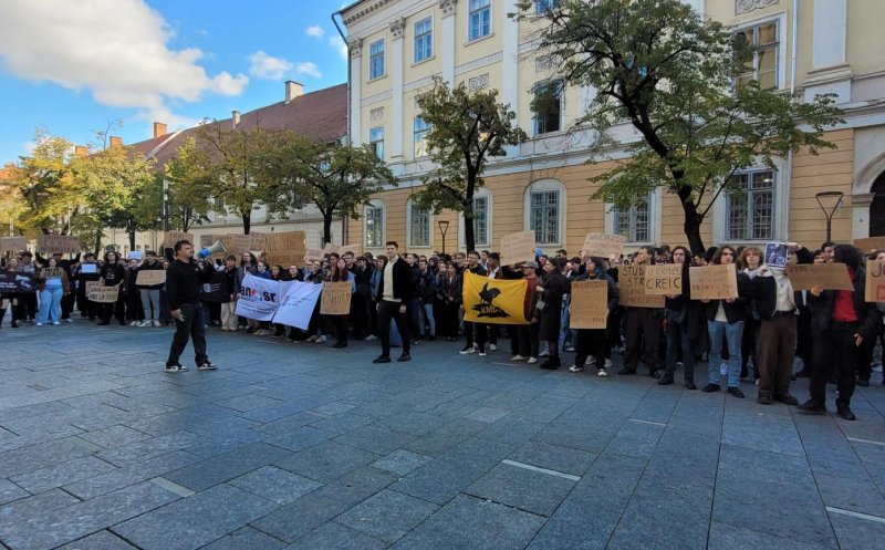 Studenții, protest masiv în fața UBB. Se cere suspendarea cursurilor de la CREIC: "Marii informaticieni n-o să crească în Chinteni"