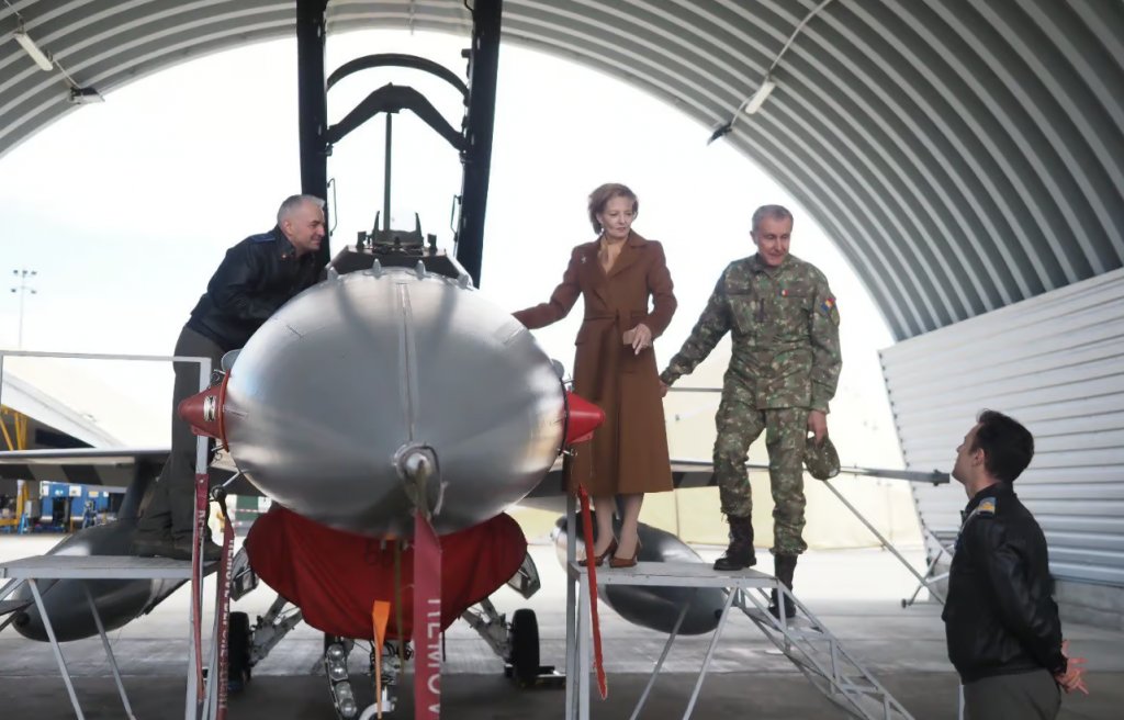 Demonstrație de forță la Câmpia Turzii: avioanele F-16 au zburat în onoarea Familiei Regale a României