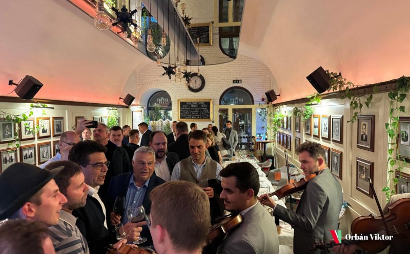 Viktor Orbán și-a început în forță vizita la Kolozsvár. Chef cu lăutari și pahare de vin: ”Nu ieşim de aici!”